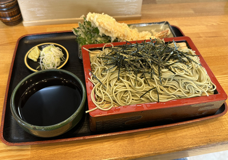 八丈島でそばを食べる