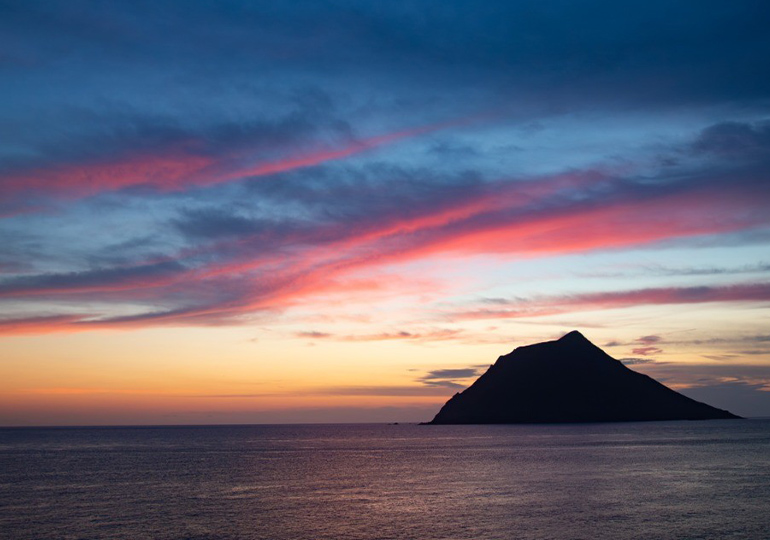 UFOと八丈小島が見える宿 夕日